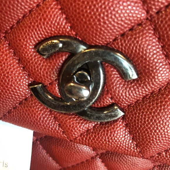CHANEL Caviar Medium Coco Handle Flap in Red. - Picture 6 of 14